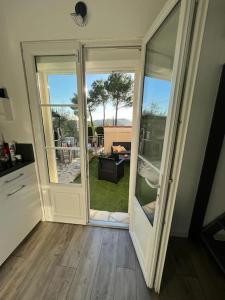 Dependance neuve entre mer et nature, climatisée avec vue