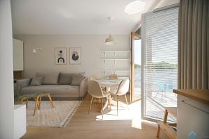 Beige 3city Apartment with Parking in Gdańsk by Noclegi Renters