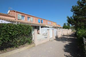 Villas Agreable Maison de vacances climatisee, 2 chambres pour 4 couchages, Residence securisee avec piscine commune LE CLOS DE SOCORRO, 800m de la plage Portiragnes plage LRCS95 : photos des chambres