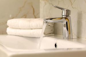 Modern 2-Bed Apt, Late check in available