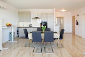 Modern 2-Bed Apt, Late check in available