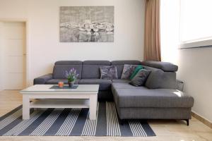 Modern 2-Bed Apt, Late check in available