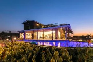 Casa del Verde by StayVista - Orchards oasis with a pool, Spacious lawn, Terrace & Indoor games - Hātgarh