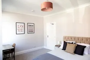 Town Centre 4-bed House - Hatch End