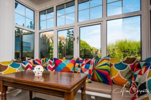 Beachside period family home. 5 BR spacious, comfortable.