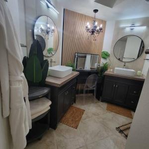 The Ritz Spa Sanctuary hot tubpatiofampet