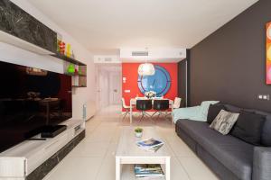 MARBELLA HOME RENTALS - Edificio Tembo, Puerto Banus, 2BR, parking & pool