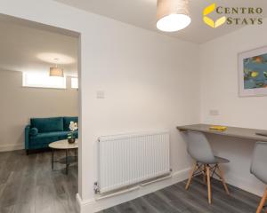 Entire House 3BR 7 Beds Sleeps 8 Ideal for Contractors Families Groups Near Town Centre Hospital Pubs Free Parking WiFi By Centro Stays