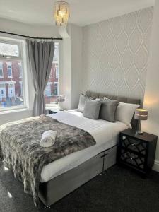 Large five bedroom home with parking, sleeps 11!