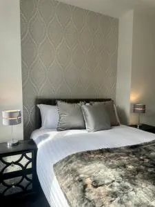 Large five bedroom home with parking, sleeps 11! - 索尔福德