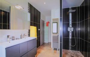 Maisons de vacances Beautiful Home In Montelimar : Maison de Vacances Six Chambres