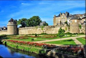 Le City, centre ville, Wifi petit parking linge de maison fournis