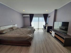 BEACH FRONT modern room + Free hi speed Wi-Fi