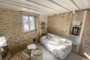 Maisons de vacances Charming little house with exposed stonework : photos des chambres