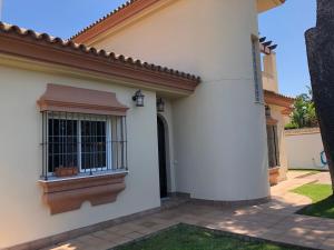Moderno y amplio chalet, con piscina privada