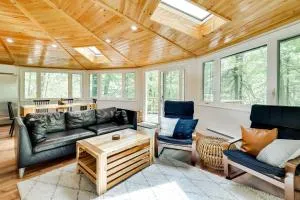 Private Deck and Grill Pocono Pines Retreat! - Warnertown