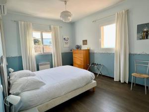 Villa et piscine au jardin typique méditerranéen