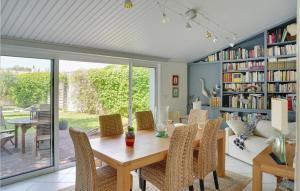 Maisons de vacances Awesome home in Rivedoux-Plage with WiFi and 2 Bedrooms : photos des chambres