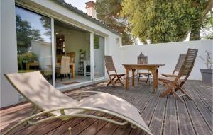 Maisons de vacances Awesome home in Rivedoux-Plage with WiFi and 2 Bedrooms : photos des chambres