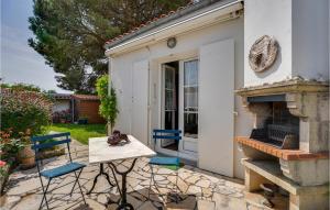 Maisons de vacances Awesome home in Rivedoux-Plage with WiFi and 2 Bedrooms : photos des chambres