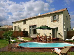 Maisons de vacances Luxurious villa with nice terrace in rural Chalais : photos des chambres