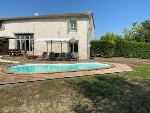 Maisons de vacances Luxurious villa with nice terrace in rural Chalais : photos des chambres