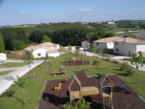 Maisons de vacances Luxurious villa with terrace in the rural Chalais : photos des chambres