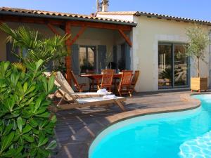 Maisons de vacances Luxurious villa with terrace in the rural Chalais : photos des chambres