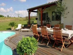 Maisons de vacances Luxurious villa with terrace in the rural Chalais : photos des chambres