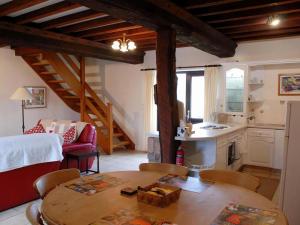 Maisons de vacances Cosy cottage in Sainte-Marguerite-d'Elle with barbecue : photos des chambres