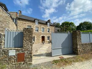 Maisons de vacances Stone house typical of the Pays de Rance, 900m from the beach : photos des chambres