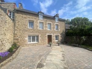 Maisons de vacances Stone house typical of the Pays de Rance, 900m from the beach : Maison de Vacances 3 Chambres 