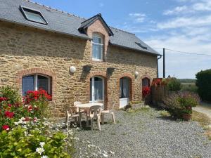 Maisons de vacances Semi-detached house, St Meloir-des-Ondes : Maison de Vacances 2 Chambres