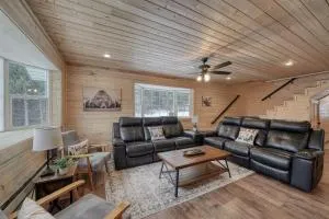 Pinewood Peak by KABINO Hot Tub Garage Smart TVs FirePit WiFi - Trude