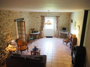 Maisons de vacances Pretty stone house with terrace and garden, Lussan : photos des chambres