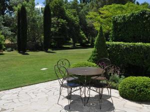 Maisons de vacances Pretty stone house with terrace and garden, Lussan : photos des chambres