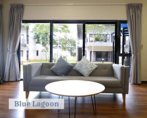 Roxy Sematan Townhouse - Blue Lagoon