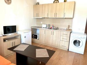Budget Holiday First Sea Line Coast Apartment Orange