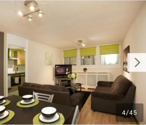 "Snooze Central" - Live above Nottinghams Largest Shopping Centre - City Centre Apartments in Victoria Centre Shopping Centre with full Kitchen in Milton Street - most Central Location next to Hilton Hotel - Parking for Cars or Vans from Five Pounds 