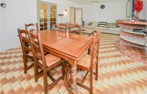 Maisons de vacances Gorgeous Home In Briare With Sauna : photos des chambres