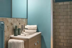 AnapironPolemou5 - Elegance meets charm in a posh