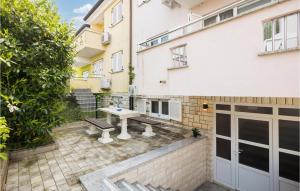 Lovely Home In Crveni Vrh With Wifi