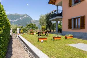 Apartment with garden and parking