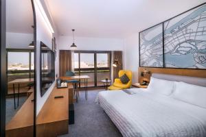 Deluxe Room Sea View, Guest room, 1 King, Balcony room in Le Meridien Abu Dhabi