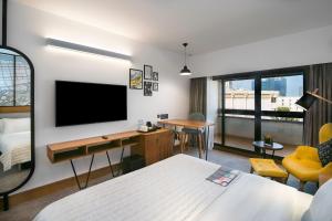 Club Room King Resort View with Club Lounge Access room in Le Meridien Abu Dhabi