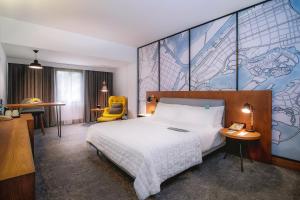 Club Room King City View with Club Lounge Access room in Le Meridien Abu Dhabi