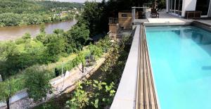 Chatka - B - Vyhlídka nad řekou