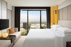 Guest Room, 1 King room in Sheraton Universal