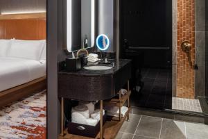 Guest Room, 1 King room in The Industrialist Hotel Pittsburgh Autograph Collection