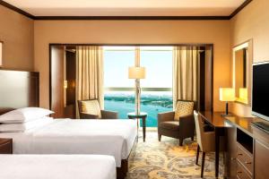 Deluxe Room, Guest room, 2 Twin/Single Bed(s), Creek view room in Sheraton Dubai Creek Hotel & Towers
